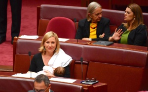 Australie: une sénatrice allaite son bébé en pleine séance