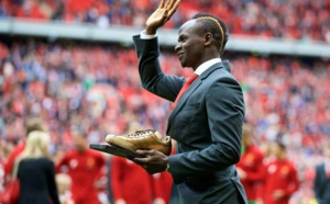 Sadio Mané avec son Golden Samba (trophée du meilleur joueur de Liverpool)