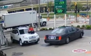 Elle se jette sur le capot de sa voiture pour empêcher qu'on la lui vole