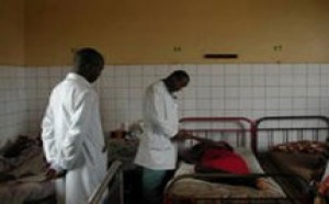 Hôpital El Hadj Ibrahima Niass de Kaolack:Les blouses blanches utilisent des sachets en plastique et des mouchoirs pour soigner