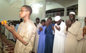 (14) Photos - Machallah: Mouhamed Moujtaba Diallo Champion du monde en récital du Coran dirige la prière dans une Mosquée...