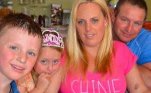 La maman de ces deux enfants sourit avec joie sur cette photo, mais ce qui se cache sous la table est la preuve d'une tragédie !