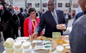 Macky SALL visite le stand du Sénégal aux European Development days