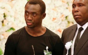 Papiss Cissé, submergé par l'émotion, pleure devant la dépouille de Cheick Tiote en Chine
