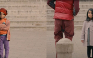 Des gens font une chose scandaleuse à cette petite fille. Mais ce que fait la dernière personne, est tout simplement horrible !