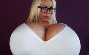 Cette femme prétend avoir les plus gros seins du monde. C'est inimaginable !
