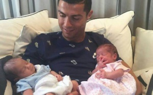 Trop mignon ! Cristiano Ronaldo nous présente ses jumeaux