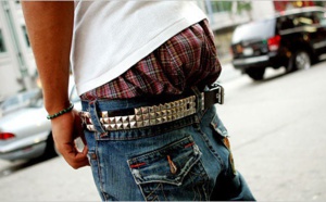 Pantalon en dessous des fesses, voici l’origine