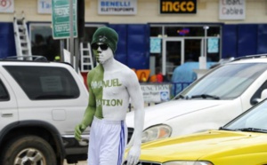 Au Libéria, le "salaire de la peau" des mannequins publicitaires de rue