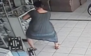 VIDEO: Cette femme s'écarte les jambes dans un magasin,puis ce que la caméra capte, est inimaginable !