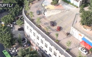 VIDÉO- Une route construite en haut d'un immeuble de 5 étages en Chine