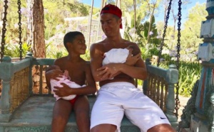 Cristiano Ronaldo pose avec ses trois enfants 