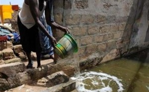 Dans la banlieue de Dakar inondée, on mange et on prie "dans l'eau"