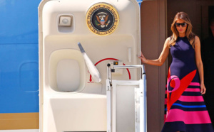 PHOTOS – Mela­nia Trump : elle ose la robe à grosses rayures au G20 d'Hambourg