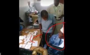Vidéo : Abdoulaye Wade a retiré sa carte d’électeur au Point E… Regardez