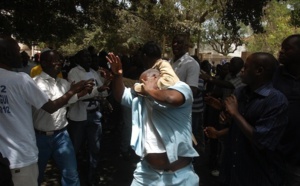 Vidéo – Petit Mbao : Un agresseur fuyant la foule tombe dans un puit et demande …