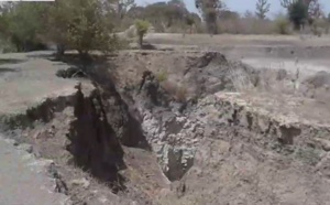 Vidéo-Mont-Rolland: Un village menacé de disparation par un phénomène de trous dans la terre