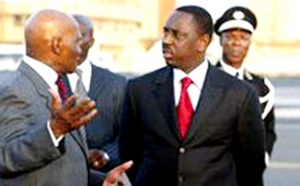 EN VISITE A PARIS Le chef de l'Etat, Me Abdoulaye Wade, fusille Macky Sall