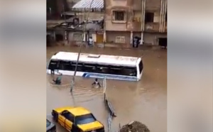 Vidéo-Insolite: Un bus Tata avec des passagers, coincé dans les eaux de pluie.