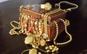 SCANDALE A LA MECQUE CHEZ LES PELERINS DU VOL 1A : Une Adja de Hlm 5 prise en flagrant délit de vol d’or d’une valeur de 3 millions