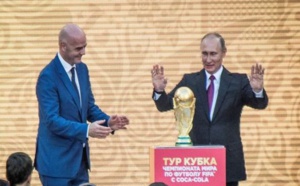 Mondial 2018: Vladimir Poutine lance officiellement, la tournée du trophée de la coupe du monde (vidéo)