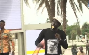 Manifestation anti- Franc Cfa: Le rappeur Keman avale un billet de 500F Cfa (Vidéo)