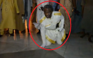 Vidéo – Ziar inédit de Serigne Modou KARA en position agenouillée, faisant le tour de la mosquée de Touba