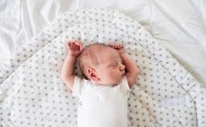 Syndrome de la tête plate : Coucher bébé sur le dos, n’augmente pas le risque !