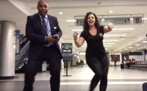 Coincée à l'aéroport, elle décide de danser avec toutes les personnes qu'elle croise !