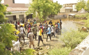 Photos: "L'armée" du Général Kara à Ndamatou, pour évacuer les eaux