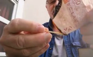 Un Français brûle symboliquement un billet de 1000 F CFA, par solidarité envers les Africains