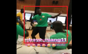 Vidéo-  Quand Mbaye Niang s’essaie à la danse « Na Goree » devant tous ses coéquipiers... A mourir de rire!!