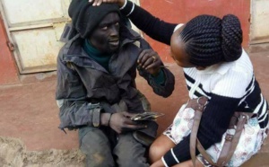 Histoire touchante: Elle a rencontré son ami d'enfance devenu fou (Photos)
