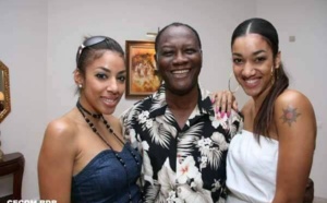 Photos : SEM Alassane Ouatarra entre deux belles nymphes, Hey Président koula bayi...