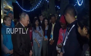 Vidéo: un étudiant nigérian est surpris de rencontrer Vladimir Poutine. Découvrez ce que lui a dit le président russe