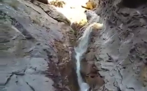 Allahou Akbar!! Une source d'eau en Chine reste sèche et coule seulement quand le Coran est récité... Regardez!