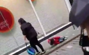 Une mère qui traîne son fils avec une laisse, choque tous les passants dans la rue