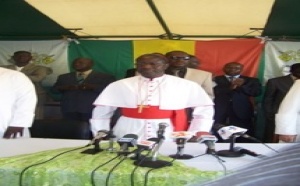 [ Photos-Audio ] Meeting presidé par le Cardinal Sarr et Protestations