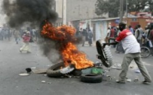 Un véhicule incendié après une manif’ d’étudiants et de jeunes chrétiens