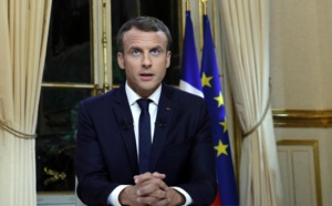 Emmanuel Macron change de tailleur