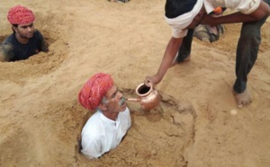 Inde: les fermiers s’enterrent jusqu’au cou pour sauver leurs terres