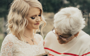Une jeune mariée fait pleurer sa grand-maman quand celle-ci voit quelle robe elle porte à son mariage.