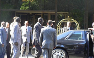 Dernière minute : Crevaison d'une roue de la voiture du Président Wade à l'entrée de Rufisque