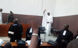 Arrêt sur images: Khalifa Sall à son entrée dans la salle d'audience du tribunal