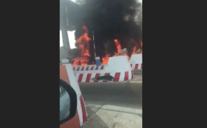 Vidéo: Un taxi prend feu sur l'autoroute à péage, ce matin...
