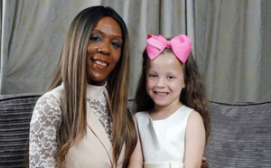 D’origine jamaïcaine, elle est la maman d’une petite fille blanche aux yeux bleus et doit affronter les regards
