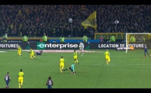 Scène surréaliste en Ligue 1: un arbitre tacle un joueur puis l'exclut