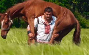 INCROYABLE : Cet Ukrainien soulève un cheval et marche avec, impressionnant, regardez