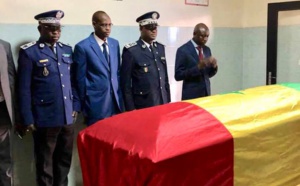 Le ministre de l’Intérieur Aly Ngouille Ndiaye au chevet de l’agent de police Ibrahima Faĺl dit Tony, avant son son rappel à Dieu