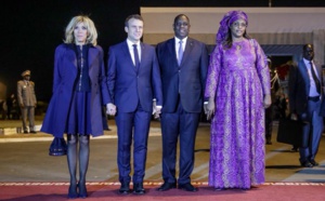 Photos : Quand Macky Sall et Emmanuel Macron tiennent la main des Premières dames, regardez